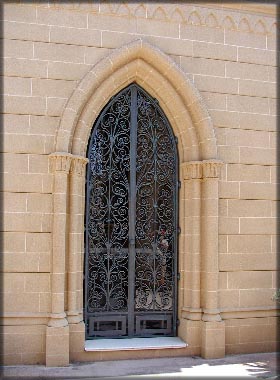 Costruzione di un portale di entrata in tufo madregrazia.