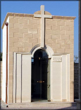 Cappella in tufo, carparo e pietra leccese