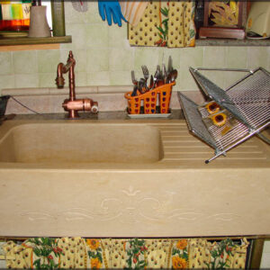 Lavello in pietra bianca