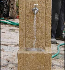 fontana in pietra chiara