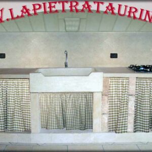 Cucina in muratura con tendine a vista