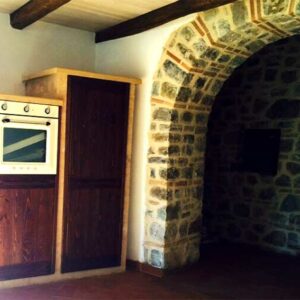 Cucina in muratura con frigorifero