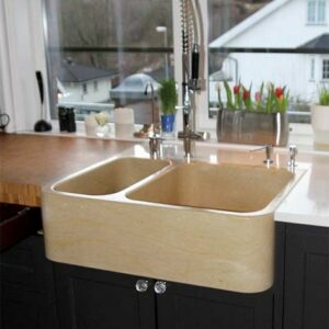 Cucina in muratura con lavello in marmo