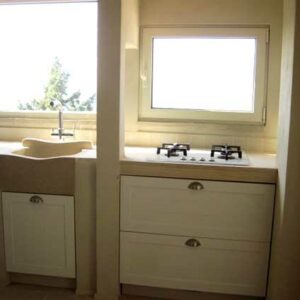 Cucina in muratura con finestra sopra il lavandino