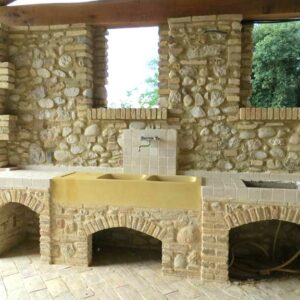 Cucina in muratura con mattoni in pietra a vista