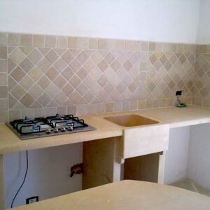 Cucina in muratura con maioliche in pietra