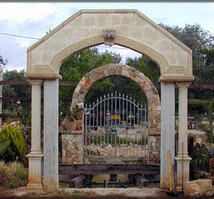 Archi in pietra naturale per arredo giardino