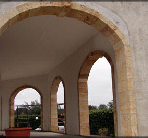 Archi in carparo rosso per patio