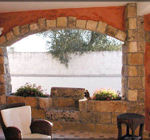 Patio con seduta in tufo e rivestimento rustico