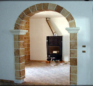 Arco rivestito in carparo o tufo giallo e rosso