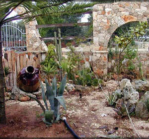 Giardino con rivestimenti e camminamenti rustici