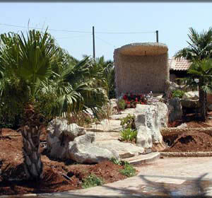 Giardino con camminamenti in pietra naturale