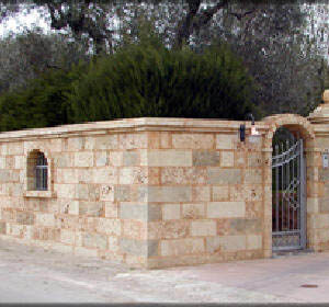 Recinzione in pietra a faccia vista per giardino