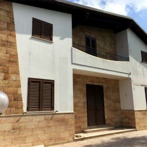 Rivestimento in pietra esterno per una casa al mare