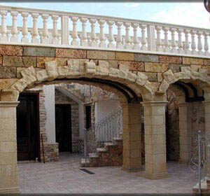 Archi e colonne in pietra rustica
