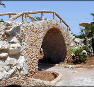 Ponticello in pietra rustica da giardino