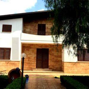 Casa di campagna con rivestimento in pietra esterno