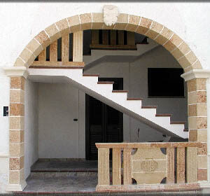 Villa con archi in pietra e mattoni a faccia vista