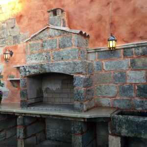 Rivestimento esterno per barbecue in pietra faccia vista