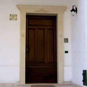 cornice in pietra per porta di ingresso