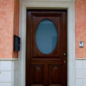 cornice in pietra con bassorilievo