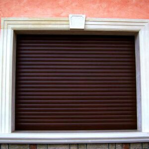 cornice per finestra in pietra con lavorazione a scalini