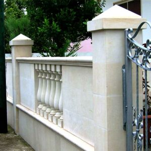 muro in pietra con balaustra e pilastri