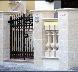 Rivestimento con trattamento rustico in pietra