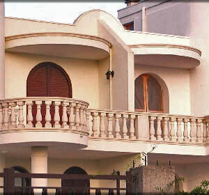 Rivestimento per un terrazzo con balaustra in pietra