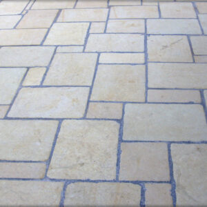 Pavimenti anticati in pietra naturale