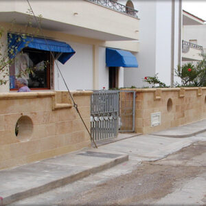 Rivestimento per la recinzione di una villetta in pietra