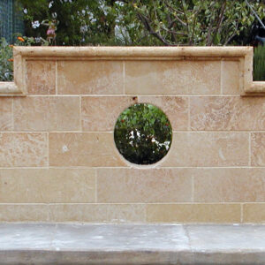 Rivestimento in tufo rosso montaggio su parete