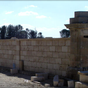 recinzione in pietra con colonna