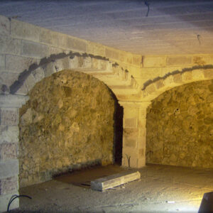 Rivestimento per le arcate in carparo vecchio realizzate in cantina