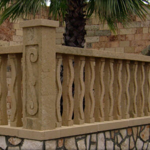 Balaustra in tufo giallo