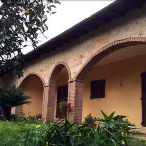 Giardino con rivestimento in tufo vecchio