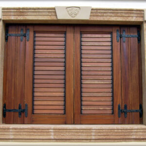 Cornice in pietra per imbotti di finestre