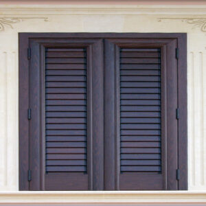 Motivo floreale su cornice in pietra