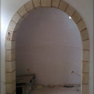 Rivestimento per l'arco in tufo per cucinino e salone