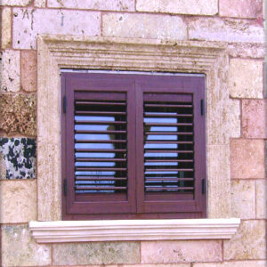 Rivestimento per finestra realizzata con pietre antiche