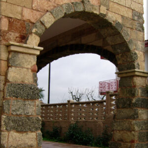 Colonne piramidali in pietra