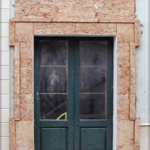 Rivestimento per porta ingresso realizzata in pietra rossa