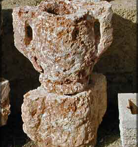 Vaso da giardino in pietra per giardino roccioso