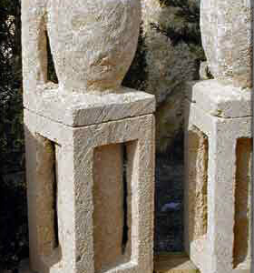 Vaso in pietra con colonna per giardino verticale