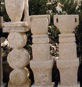 Vaso in pietra con colonna per giardino esterno