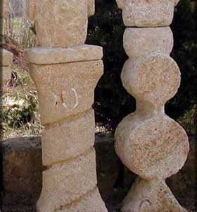 Vaso in pietra colorato per giardino o balcone