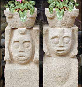 Vaso in pietra per giardino con fiori