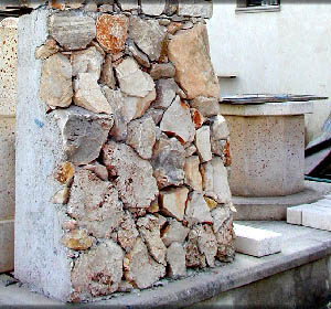 Muri a secco a blocchi in pietra dura