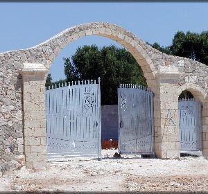 Muri a secco moderni di contenimento in pietra dura