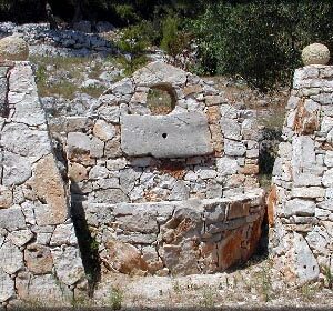 Muri a secco a blocchi di contenimento in pietra dura